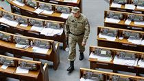 Pslunk SBU kontroluje bezpenost v sni kyjevskho parlamentu.