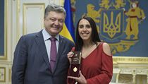 Prezident Petro Porošenko a zpěvačka Jamala. | na serveru Lidovky.cz | aktuální zprávy