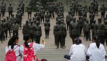 Komunistick vdce Mao Ce-tung zahjil 16. kvtna 1966 kulturn revoluci s...