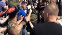 Asi tictka kozk podle Navalnho verze napadla jeho skupinu 35 lid, vetn...