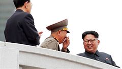 Severokorejský vdce Kim ong-un a pedstavitel severokorejské armády z balkónu...