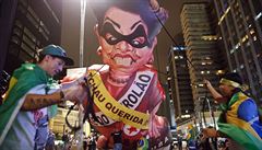 Protivládní protesty v Brazílii a obí nafukovací figurína prezidentky...