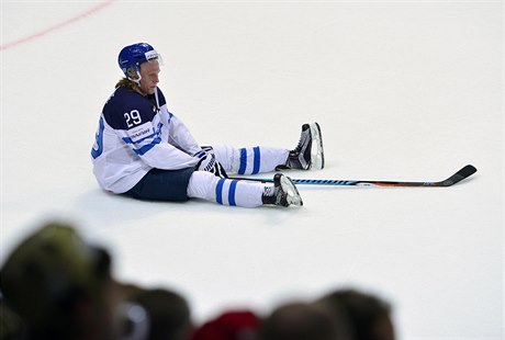 Zklamaný Patrik Laine po finále.