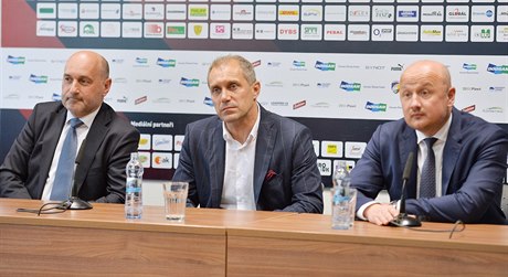 Nov trenr fotbalist Viktorie Plze Roman Pivarnk (uprosted) vystoupil 26....