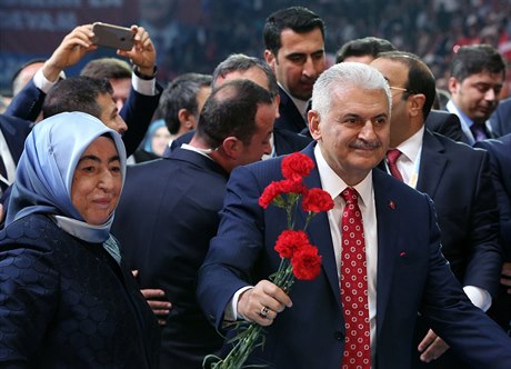 Novým pedsedou turecké vládní Strany spravedlnosti a rozvoje byl zvolen...