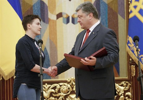 Savenková se po návratu sela s prezidentem Poroenkem.