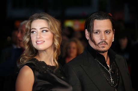 Amber Heardová a Johnny Depp na premiée filmu Black Mass v íjnu 2015.