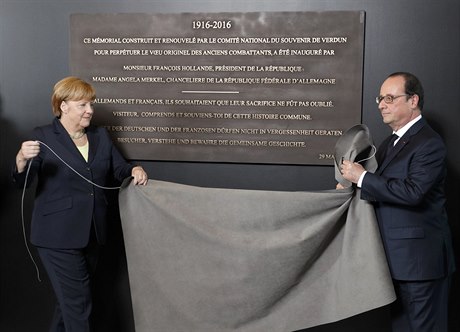 Francois Hollande a Angela Merkelová odhalují památník bitvy u Verdunu