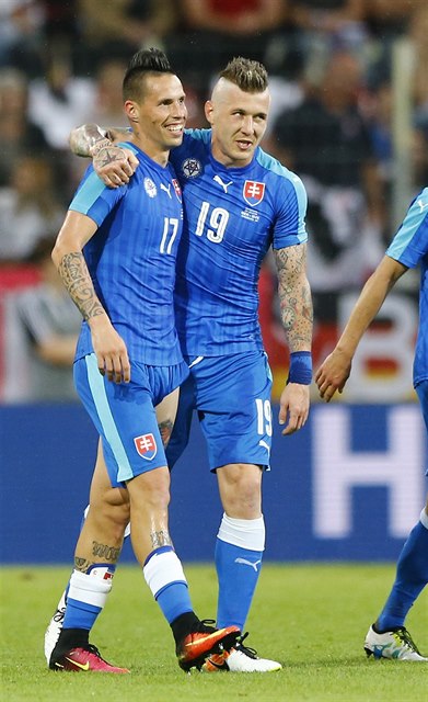 Marek Hamík a Juray Kucka se radují z gólu do sít Nmecka