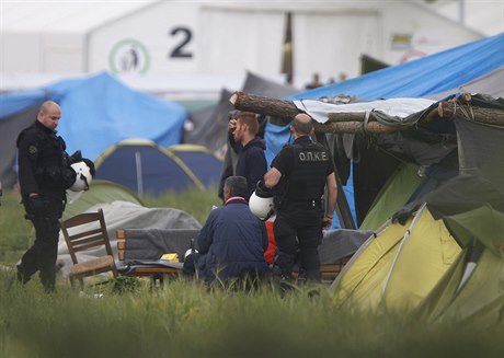 etí policisté v uprchlickém táboe.