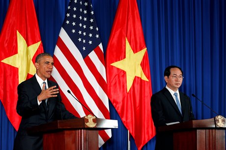 Barack Obama na tiskové konferenci se svým vietnamským protjkem Tran Dai...