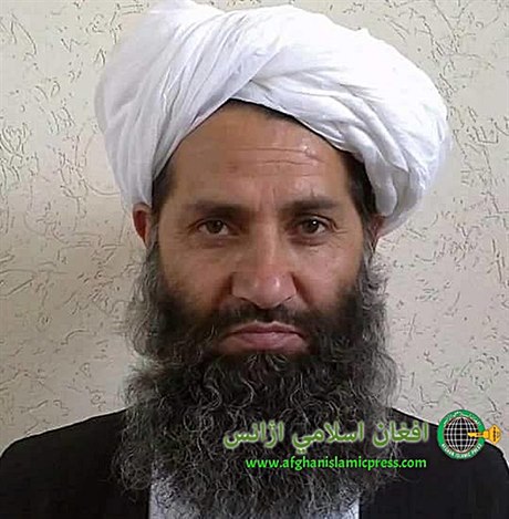 Nedatovaný snímek zachycuje nového vdce Talibanu mullu Hajbatulláha Achúndzádu.