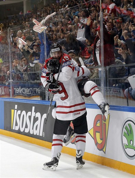 Autor tetího kanadského gólu Derick Brassard v náruí spoluhráe Matta...