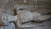 Avignonsk kardinl Jean de Lagrange zesnul v roce 1402. Jeho posmrtn socha se...