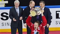 Kanadský kapitán Corey Perry převzal pohár pro mistry světa. Za ním uprostřed... | na serveru Lidovky.cz | aktuální zprávy