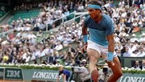 Rafael Nadal hraje míček mezi nohama během French Open. | na serveru Lidovky.cz | aktuální zprávy