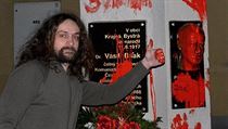 Umělci natřeli pomník Vasila Biľaka na rudo | na serveru Lidovky.cz | aktuální zprávy