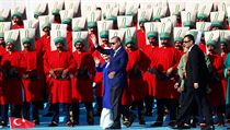 Tureck prezident Erdogan, doprovzen manelkou Emine zdrav slavc davy