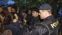 Policie brání aktivistům v návratu na Kliniku. | na serveru Lidovky.cz | aktuální zprávy