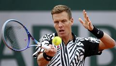 Tomá Berdych v zápase s Vaskem Pospisilem.