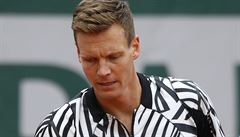 Tomá Berdych v zápase s Vaskem Pospisilem.