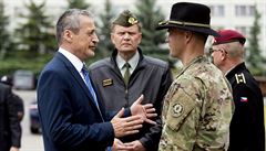 V areálu kasáren vojáky pozdravili ministr obrany Martin Stropnický (na snímku...