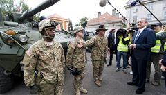 Vojáci odpovídali také na otázky ministra a jeho koleg, které se týkaly cesty,...