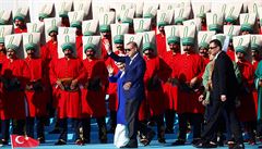 Turecký prezident Erdogan, doprovázen manelkou Emine zdraví slavící davy
