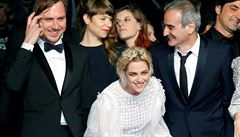 Hereka Kristen Stewart a reisér Olivier Assayes (vpravo) ped premiérou filmu...