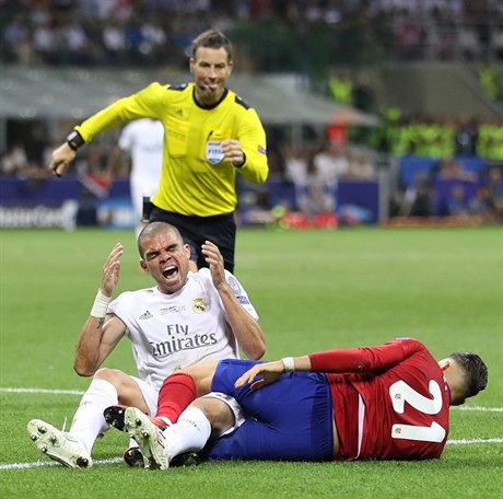 Finále Ligy mistr Real Madrid - Atlético Madrid: Pepe po stetu s Carrascem