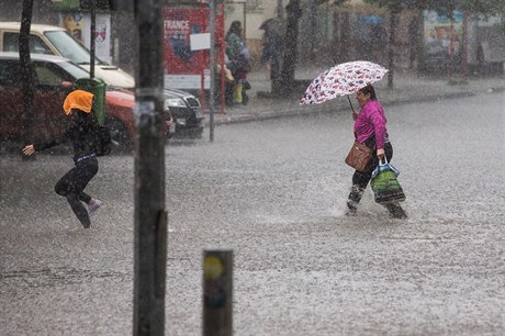 A kdy nemáte detník, dejte se na hlavu hadr. Voda se valila ulicemi na...