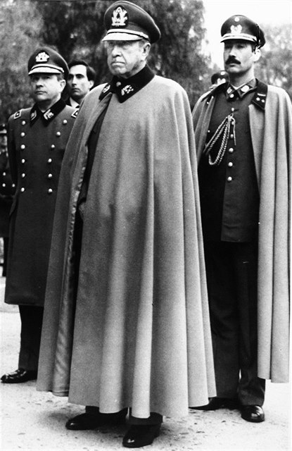 Chilský diktátor Augusto Pinochet a jemu podízení dstojníci v Santiagu de...