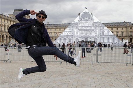Francouzský streetartový umlec a fotograf JR nechal pomocí optické iluze...