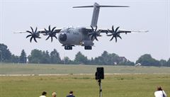 Obí Airbus A400M jde na pistání.