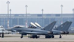 Stíhaky Eurofighter na berlínském letiti Willyho Brandta.