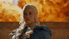 Emilia Clarkeová jako královna Daenerys Targeryen v seriálu Hra o trny.