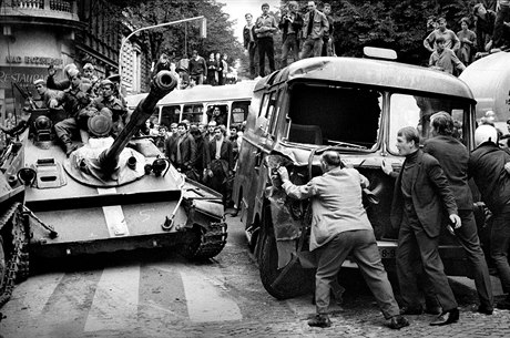 Srpen 1968. Nkde se lidé pokusili o odpor, stavli zátarasy. Proti tankm ale...