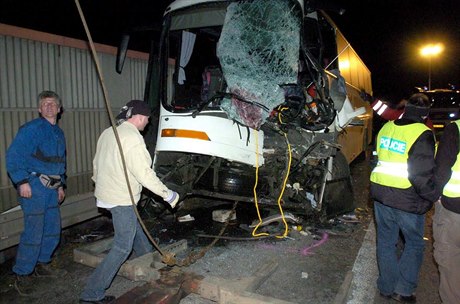 Jeden ivot a sedm zranných si 20. prosince odpoledne vyádala nehoda autobusu...