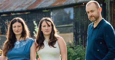 The Unthanks. Zleva Rachel a Becky Unthankovy a Adrian McNally.