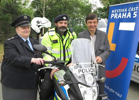 Mstské policii v Praze 5 slouí nová motorka. Na snímku vpravo starosta Radek...