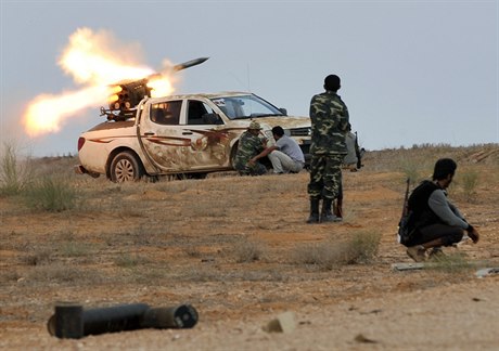 Libyjtí revolucionái pálí rakety na Syrtu, jednu z posledních bat Kaddáfího...
