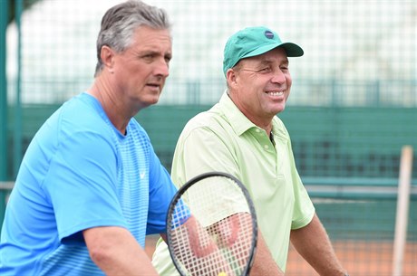 Ivan Lendl (vpravo) pozoruje mladé tenisty spolu s Jaroslavem Navrátilem