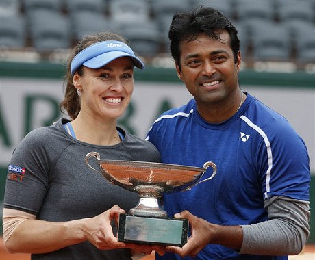 Martina Hingisová a Leander Paes se radují z triumfu ve smíené tyhe na...