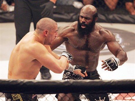 Kimbo Slice (vpravo) patil k nejlepím bojovníkm MMA v supertké váze.