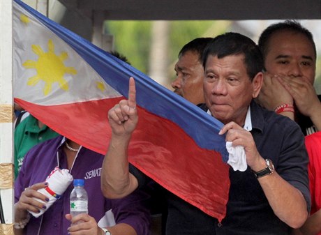 Jsem jednika, gestikuluje favorit voleb Rodrigo Duterte s filipínskou vlajkou...