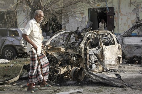Následky bombového útoku na hotel Ambassador v Mogadiu.