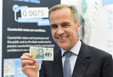 Guvernér Bank of England Mark Carney pedstavil novou ptidolarovou bankovku.