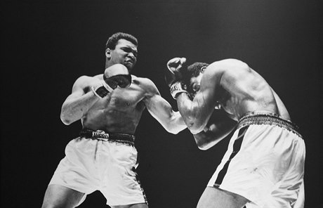 Muhammad Ali (vlevo) v roce 1967 získal svj titul WBA. Ernie Terrell padl.