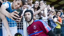 Petr Čech se fotí s fanoušky. | na serveru Lidovky.cz | aktuální zprávy