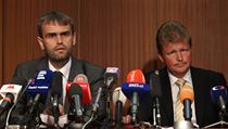 Robert Šlachta a Ivo Ištvan na tiskové konferenci v roce 2013. | na serveru Lidovky.cz | aktuální zprávy